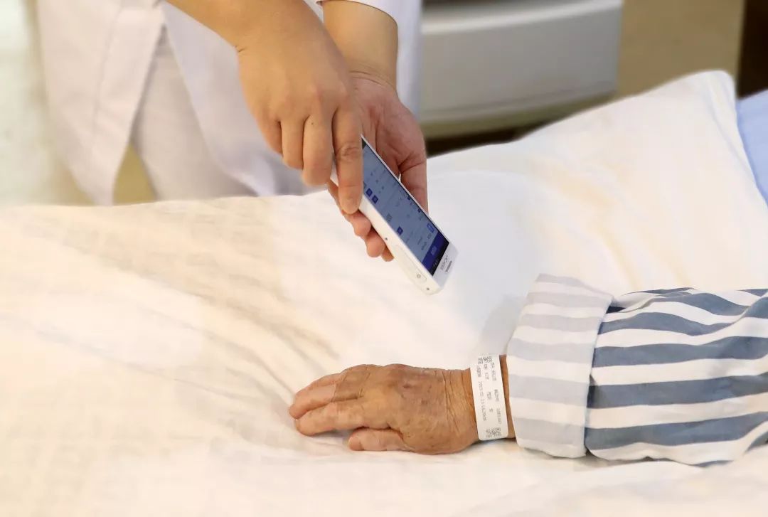 首發(fā)丨走進(jìn)智慧病房，用科技托起生命的重量